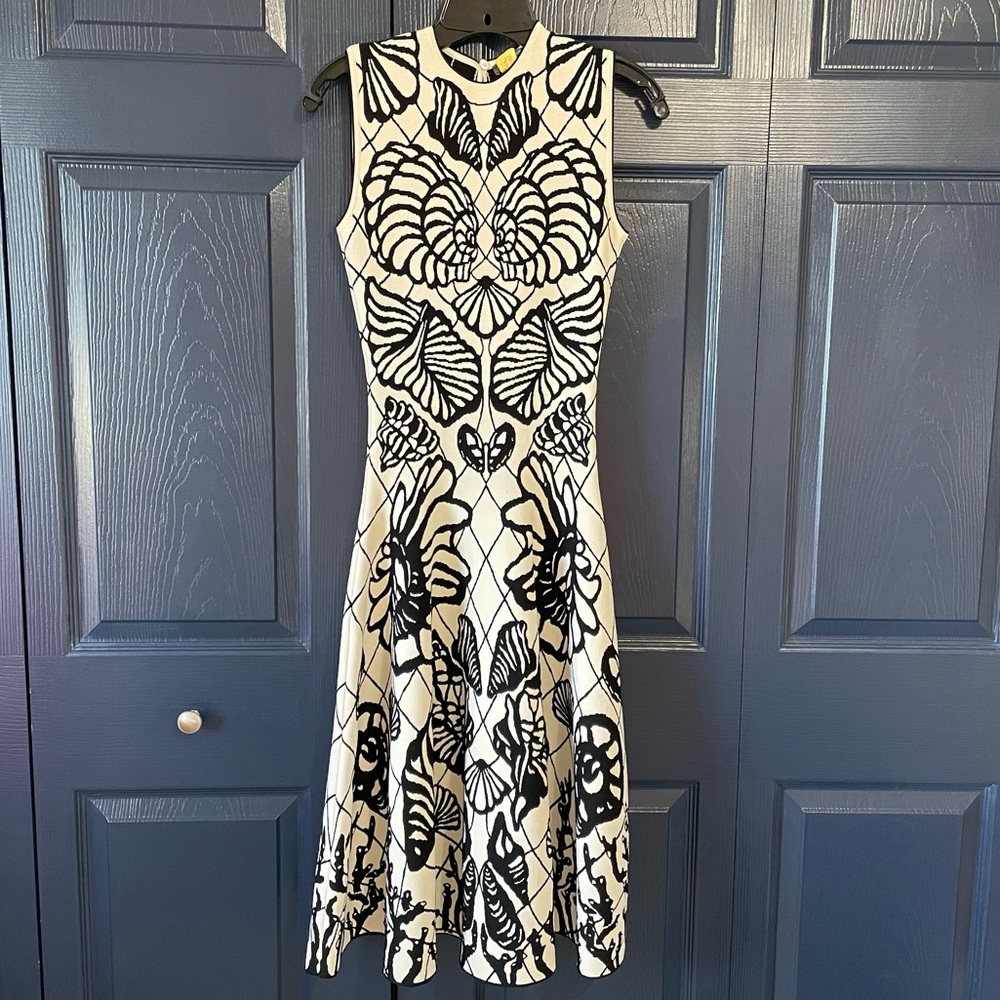 Alexander McQueen Sleeveless Shell Jacquard Midi Dress - Picture 2 of 14